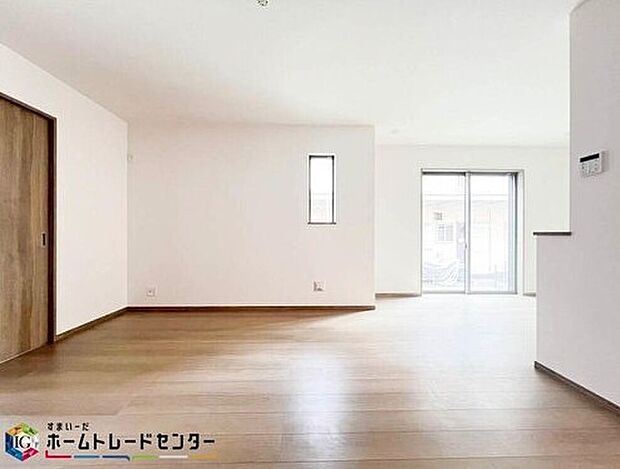 【リビング】南向きのLDKは２面採光で明るく風通し共に良好です。特に冬場の寒い日には温かな陽射しが入り気持ち良いです♪対面キッチンからはリビング・ダイニングが見渡せるのでお子様の様子を見守りながら料理ができます。