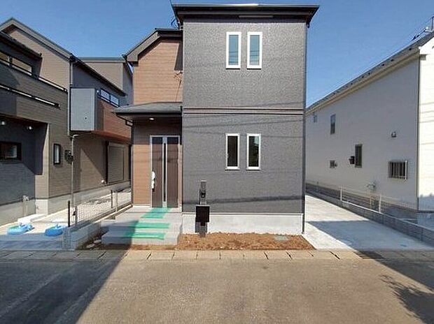 【前面道路含む現地写真】閑静な住宅地で子育て家族にピッタリ。公園が近く、毎日のお散歩も快適なエリアで、自然に包まれた穏やかな暮らしを実現するための、ゆとりある住環境が整っています。緑の潤いを感じながらホッと生活できそう。