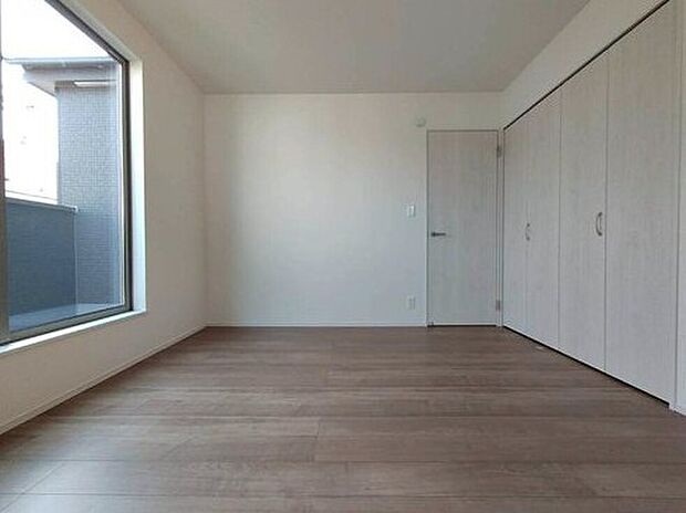 【リビング以外の居室】お子様やご家族の人数により一人一部屋が叶う空間になります。戸建ては各部屋のプライバシーを十分に保つ事が可能です。またゲストルームとしてや在宅ワークのスペースとしてお部屋が多いと便利です。