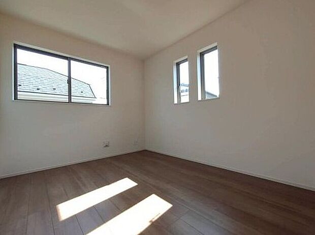 【リビング以外の居室】マンションと違い部屋数が多いのが戸建てのメリットです。ご家族が増えたことで手狭に感じていた住まいも戸建てでは各居室プライバシーを保つことができます。住まいにゆとりが生まれ心もリラックスできます♪