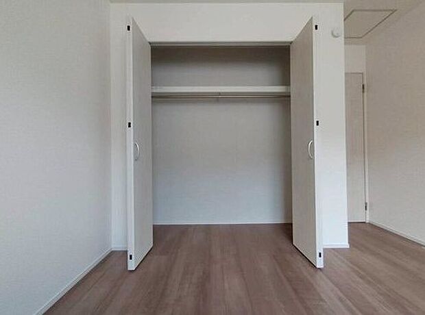 【収納】居住空間の広さを保ちつつ程よい広さがある収納スペース。季節ごとの家電や思い出のアルバム、カバン類などを収納出来る棚もあります。衣替えも楽にできるのでお部屋の中をすっきりと片付けられるますね♪