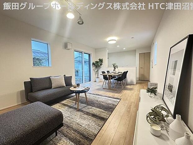 【リビング】LDK約16帖の広々リビングを中心に家族が自然と集まる4LDKプラン。各居室もしっかり確保され、プライベート空間も充実。暮らしやすさと家族のつながりを大切にした使い勝手の良い間取りです。