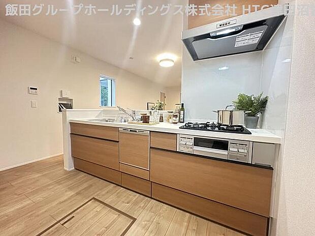 【キッチン】明るい自然光が入る作業スペースを多くとった対面式キッチン採用。ご夫婦やお子様と揃ってキッチンに立っても調理がしやすく、家事をしながら会話も弾みます。食器類もすっきりと片付く収納力。