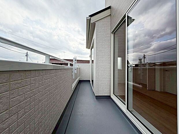 【バルコニー】南からの明るい光が差しこむ陽だまりの空間。南に大きく面したバルコニーでお洗濯も干せばあっという間に乾きそうで家事もスムーズにこなせますね！乾いたお洗濯物からは太陽の匂いが感じられる心地よさ。