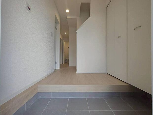 【玄関】下駄箱は可動棚タイプになっていますので、脚の長いブーツや長靴もたっぷり収納いただけます。いつも気持ちよくご家族をむかえられるよう、玄関下駄箱収納をフル活用してスッキリとした玄関を保ってください。