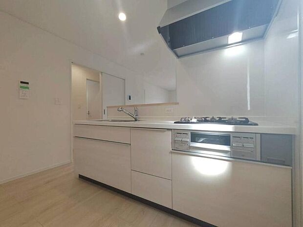 【キッチン】リビングを見渡せるカウンターキッチンでお子様の様子を伺いながら食事の支度が出来ます。最近はリビングで勉強するお子様も増えてきているようです。家族の気配を感じられる、そんな空間を演出できるキッチンです。