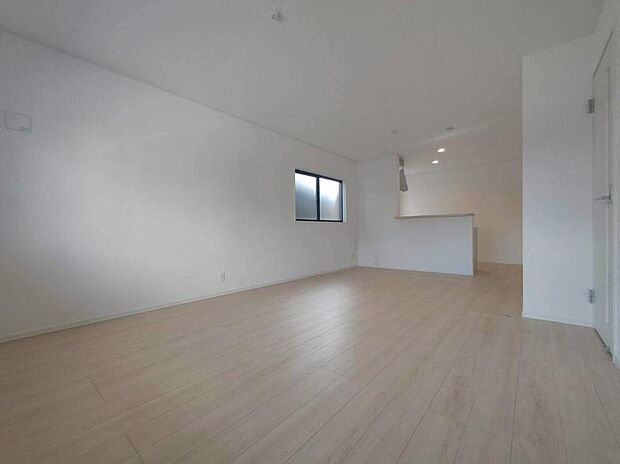 【リビング】広々としたリビングは南側に設けた窓からたくさんの陽光を取り入れてくれます。家族が集まる空間ですからやはり明るさと、暖かさは大切です。広さがありますので家具の配置に悩まなくて済むのも良いです。