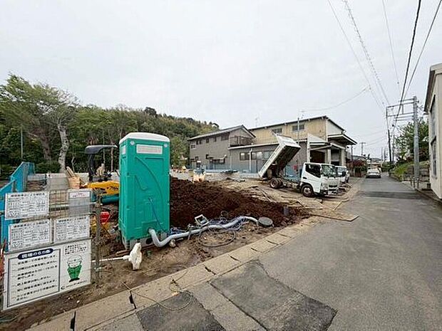 【現地外観写真】閑静な住宅地で子育て家族にピッタリ。毎日のお散歩も快適な緑に恵まれたエリアで、自然に包まれた穏やかな暮らしを実現するための、ゆとりある住環境が整っています。緑の潤いを感じながらホッと生活できそう。

