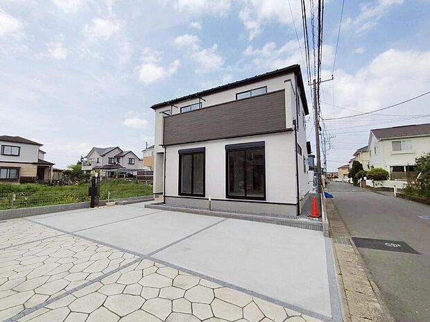 【現地外観写真】美しい緑と良好な住環境が守られてきたこの街に、新築戸建てが誕生致しました。穏やかな空気の流れる落ち着いた住環境です。ぜひ、現地へ足をお運びいただき実際の環境・陽当たりをご確認下さいませ♪