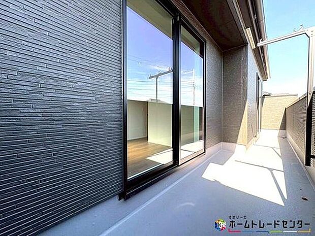 【バルコニー】南からの明るい光が差しこむ陽だまりの空間。南に大きく面したバルコニーでお洗濯も干せばあっという間に乾きそうで家事もスムーズにこなせますね！乾いたお洗濯物からは太陽の匂いが感じられる心地よさ。

