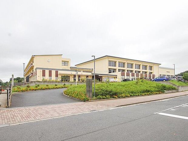 成田市立公津の杜中学校（約2,100m）