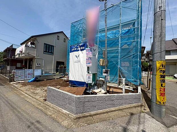 【現地外観写真】第一種低層住居専用地域の良好な住環境が保たれたエリア。低層の一戸建てを中心とした街並みが整然と続き、周辺は高い建物が建っていないので、採光や開放性に恵まれ、空が広く緑の多い閑静な趣を感じる環境です。