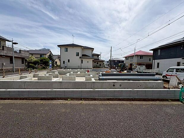 【前面道路含む現地写真】前面に広がりを感じられる開放的な立地。陽当たりや風通しにも恵まれ、快適な住環境を叶えます。