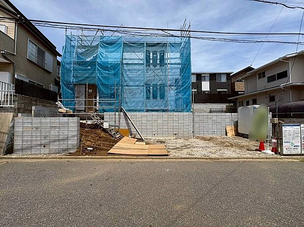 【前面道路含む現地写真】良好な住環境が守られてきたこの街に、新築戸建てが誕生します。穏やかな空気の流れる落ち着いた住環境です。ぜひ、現地へ足をお運びいただき実際の環境・陽当たりをご確認下さいませ♪