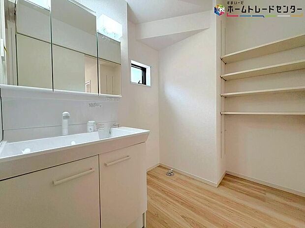 【洗面台・洗面所】三面鏡ならではの収納力、シャンプードレッサーならではの機能性、どちらも採用しております。汚れが落ちやすいすべり台ボウルは手入れもしやすく日々の生活を陰ながら支えてくれる仕様。可動棚4段も完備♪