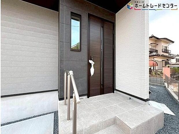 【玄関】玄関アプローチにはお洒落な階段を採用。玄関までの導線が明確になる他、お子様の急な飛び出し、水害にも強いメリットがあります♪ワンランク上のオシャレを兼ねそろえた玄関でお客様をお出迎えできます♪