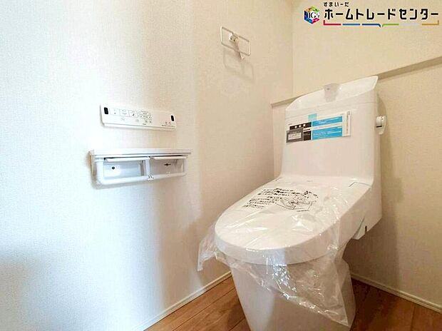 【トイレ】清潔感のあるスタイリッシュなシャワートイレ。トイレは家族が毎日使うプライベートな空間です。清潔であることはもちろん、使いやすく居心地のいいトイレにすることで快適に過ごすことができますね♪