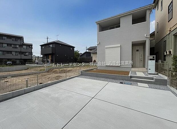 【現地外観写真】閑静な住宅地で子育て家族にピッタリ。毎日のお散歩も快適な緑に恵まれたエリアで、自然に包まれた穏やかな暮らしを実現するための、ゆとりある住環境が整っています。緑の潤いを感じながらホッと生活できそう。