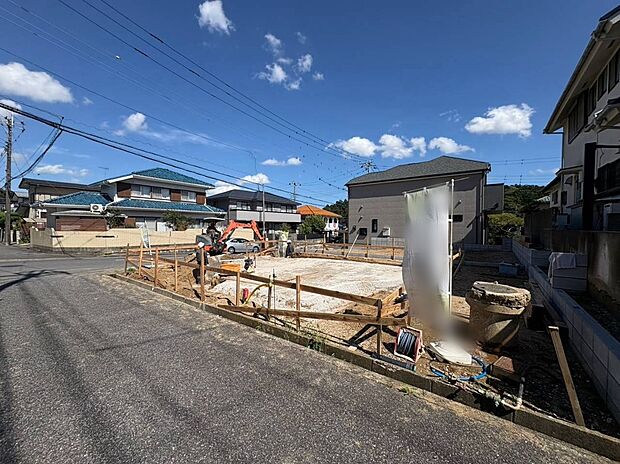 【前面道路含む現地写真】閑静な住宅地で子育て家族にピッタリ。毎日のお散歩も快適な緑に恵まれたエリアで、自然に包まれた穏やかな暮らしを実現するための、ゆとりある住環境が整っています。緑の潤いを感じながらホッと生活できそう。