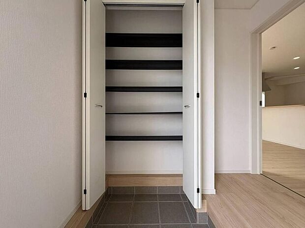 【玄関】下駄箱は可動棚タイプになっていますので、脚の長いブーツや長靴もたっぷり収納いただけます。いつも気持ちよくご家族をむかえられるよう、玄関下駄箱収納をフル活用してスッキリとした玄関を保ってください。