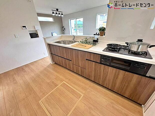 【キッチン】大容量のオールスライド式の収納を採用しております。キッチンの足元に便利な床下収納も設置。キッチン横には、スマートホームの操作拠点として活用できるニッチを採用。デザイン性と機能性を兼ね備えた空間です。