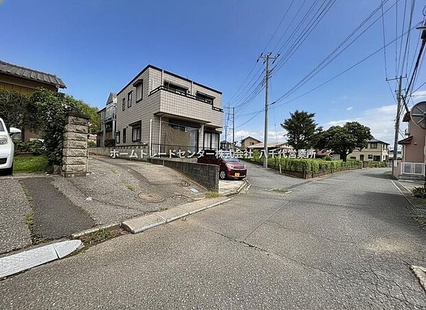 【前面道路含む現地写真】前面道路から見えにくく、プライバシーに配慮された旗竿地。落ち着いた住環境が魅力です。ご内見ご希望の際はぜひお気軽にご連絡下さい♪