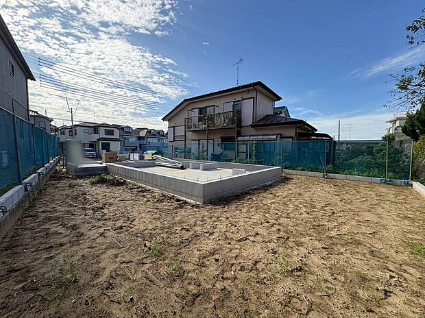 【前面道路含む現地写真】※施工例ご案内できます♪休日にご家族揃ってご見学はいかがでしょうか♪実際の現地を見てみると図面などではわからない、新たな発見もありますのでまずはお気軽にお問い合わせください♪