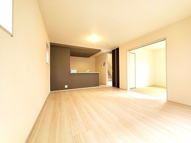 溢れる光をたっぷり取り込んだリビングダイニング。