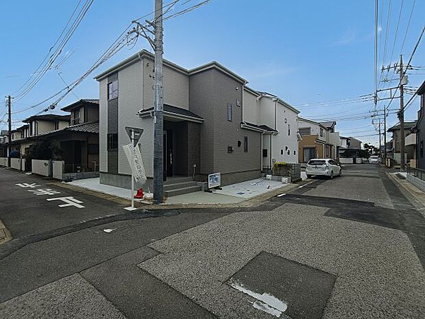 前面道路含む現地写真です