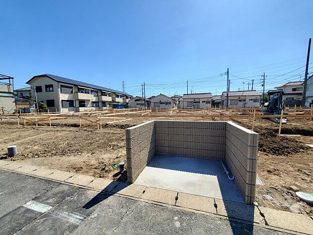 前面道路含む現地写真です