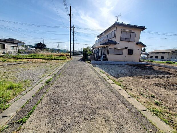 前面道路含む現地写真です