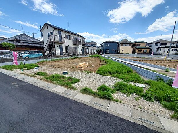 前面道路含む現地写真です