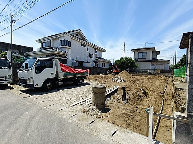現在建築中！完成が待ち遠しい新築戸建です。完成後は最新設備を備えた快適な住まいで、新生活を気持ちよくスタートできます。