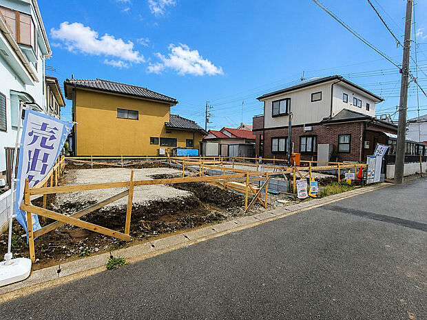 前面道路含む現地写真です 完成が待ち遠しい新築戸建です。完成後は最新設備を備えた快適な住まいで、新生活を気持ちよくスタートできます。