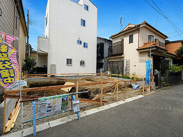 完成に向けて順調に建築が進んでいます。新築ならではの設備や間取りを備えた住まいで、新生活への期待が膨らみます。