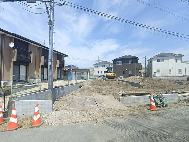 完成の日を楽しみにお待ちいただける新築戸建です。工事の進捗とともに、理想の住まいが少しずつ形になっていきます。