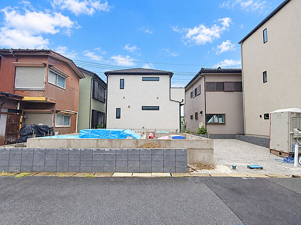 前面道路含む現地写真です 建築中の今だからこそ完成までの過程をご確認いただけます。理想の新生活を思い描きながら、完成を楽しみにお待ちください。