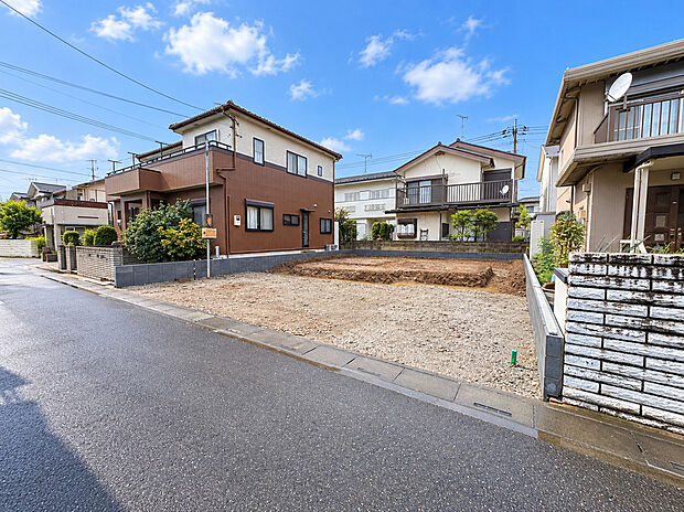 ただいま建築中の新築戸建です。完成したばかりの住まいで、気持ちのよい新生活をスタートできる日が待ち遠しいですね。
