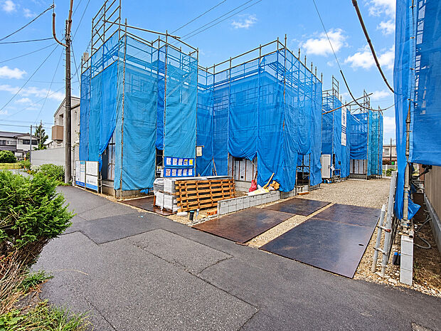 完成に向けて順調に建築が進んでいます。新築ならではの設備や間取りを備えた住まいで、新生活への期待が膨らみます。