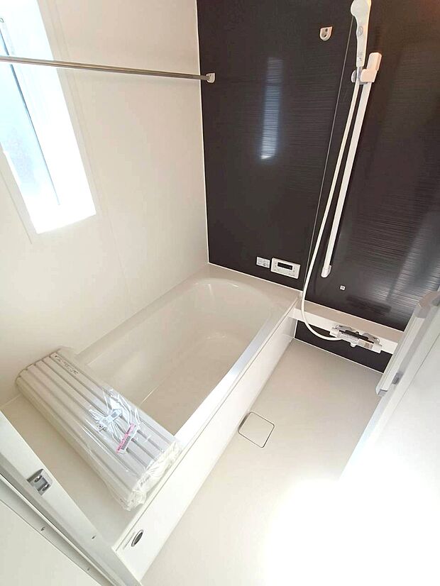 【風呂】１坪タイプのゆったりとした浴室。毎日の疲れをしっかりと癒されます