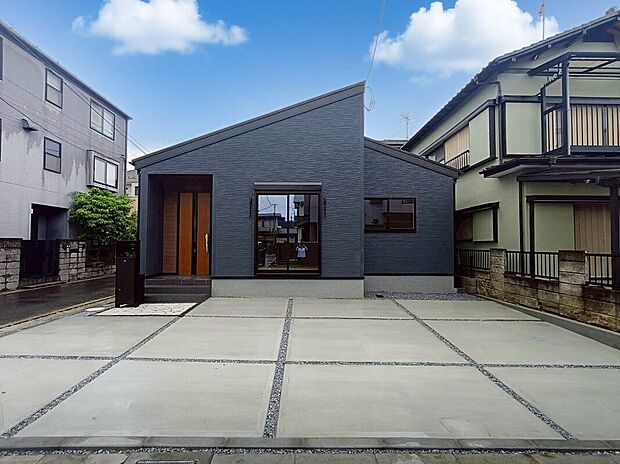 【外観】階段のないワンフロア設計で、毎日の暮らしがしやすい平屋建て住宅。玄関から室内、リビングまでの移動がスムーズで、小さなお子さまのいるご家庭や将来を見据えた住まい選びにもおすすめです。