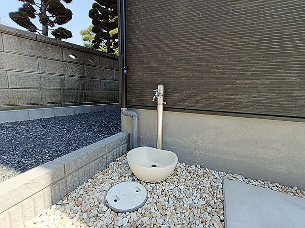 【外水栓】黒い外観に馴染むシルバーのお洒落な立水栓。
ガーデニングの水やりはもちろん、お子様の泥遊び用、お散歩帰りのペットの足洗い場としても多目的に使えます。