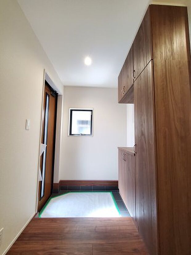 【外観】シンプルで使いやすい玄関です