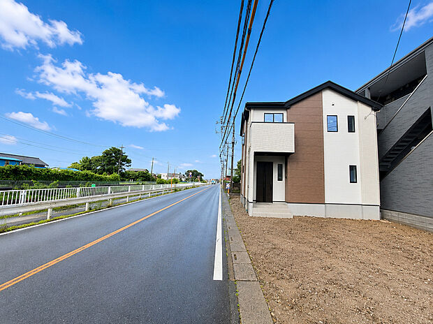 【外観】洗練されたデザインと機能性を兼ね備えた新築住宅。駅徒歩圏でありながら開放感も享受できる立地です。