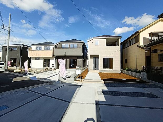 【外観】完成した新築戸建を見比べながら、ご家族に合う住まいを探してみませんか。間取りや設備もじっくり確認できる現地見学のご予約を受け付けています。