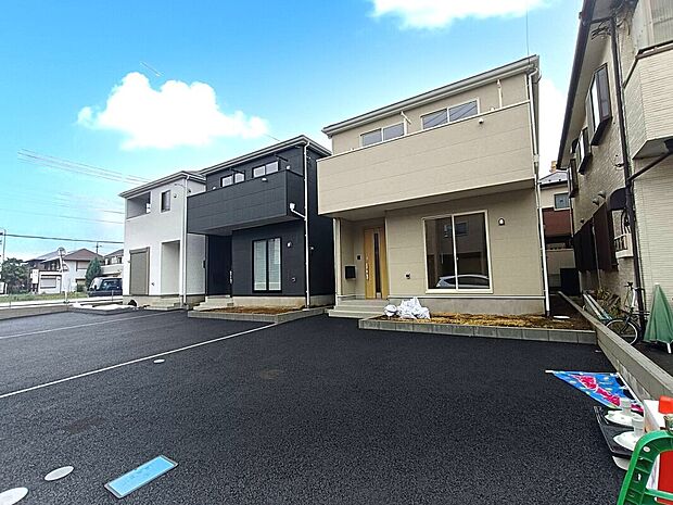 【外観】新しい住まいが建ち並ぶ美しい街並み。統一感のある景観が広がり、これから新生活を始めるご家族にもおすすめの住環境です。