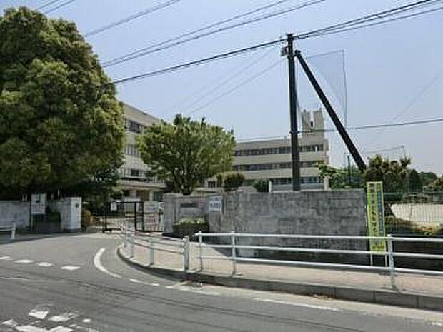 三郷市立吹上小学校(約250m)