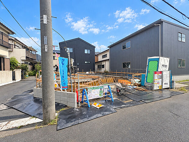 【外観】新しい暮らしの舞台がただいま建築中です。完成後には、新築ならではの心地よさを感じられる住空間が誕生します。