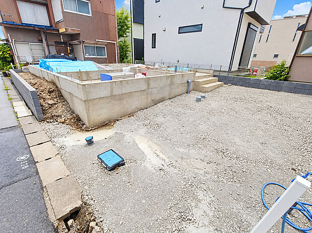 【外観】完成に向けて順調に建築が進んでいます。新築ならではの設備や間取りを備えた住まいで、新生活への期待が膨らみます。