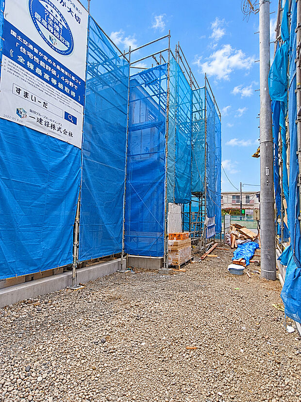 【外観】新しい暮らしの舞台がただいま建築中です。完成後には、新築ならではの心地よさを感じられる住空間が誕生します。
